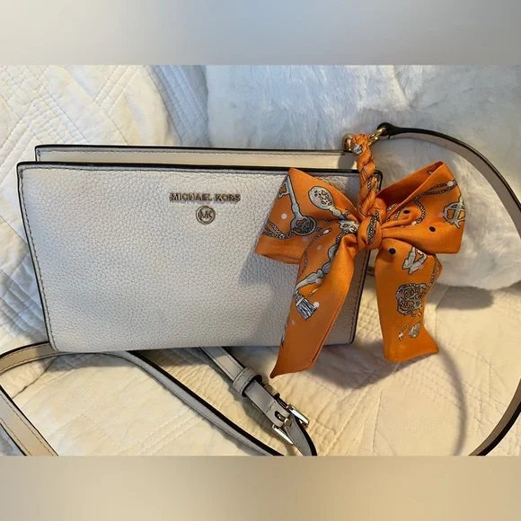 Michael Kors Valerie Cream Crossbody Bag EUC with cute bag charm - Picture 3 of 11